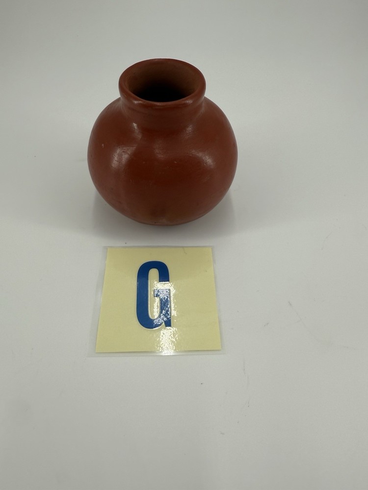 A 14th-century Peruvian Incan redware ceramic vessel Y1G