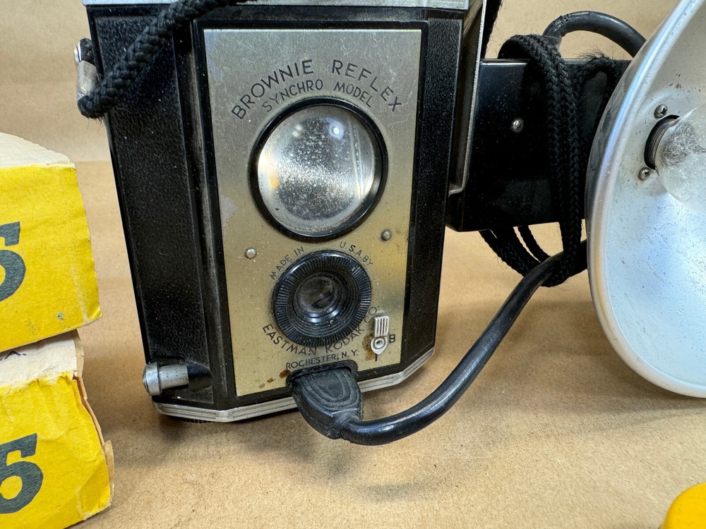Vintage Kodak Brownie Reflex 20 Camera With Flash & Bulbs untested