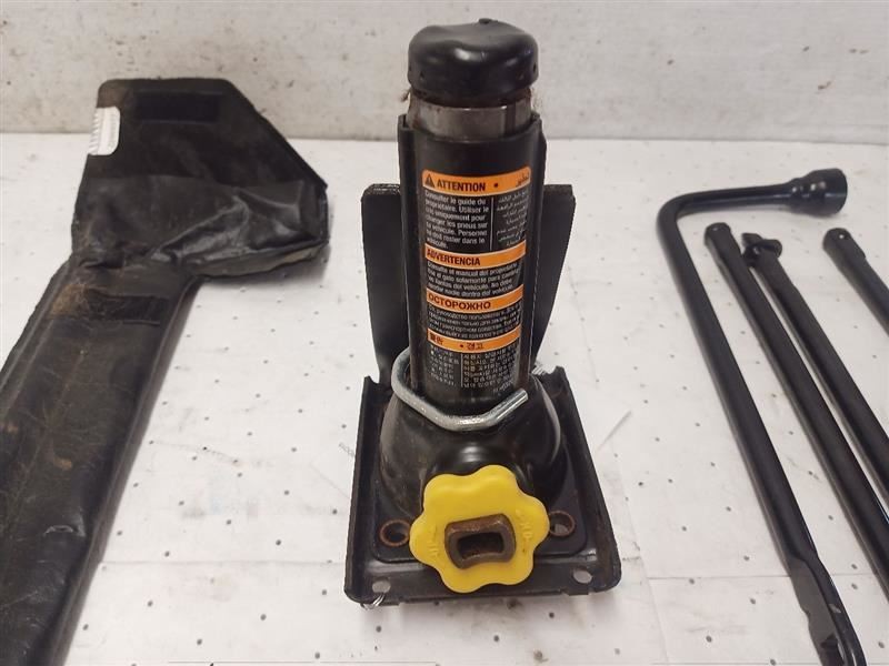 2016 CHEVY SILVERADO Jack And Tools 10986871