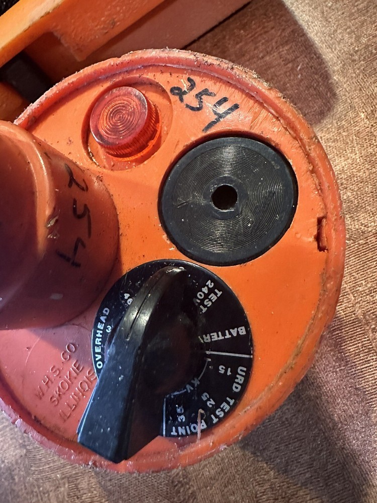 *** SALISBURY WHSCO AUDIO VISUAL AC VOLTAGE DETECTOR IN CASE ***