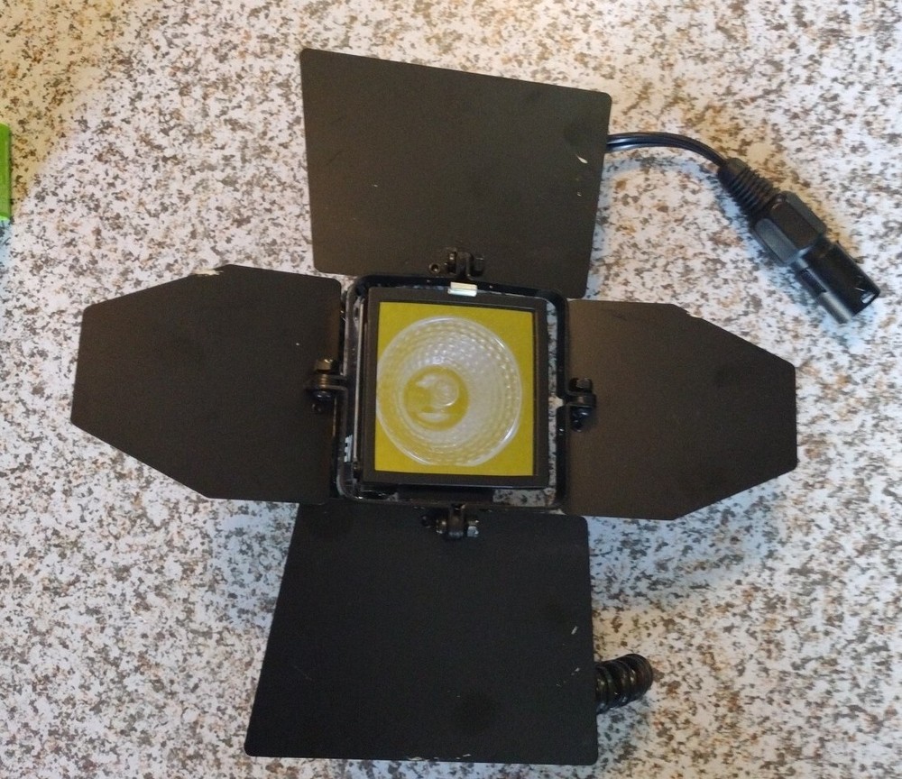 Smith-Victor Camera Mounted Quartz Halogen Digital Video Light SV840
