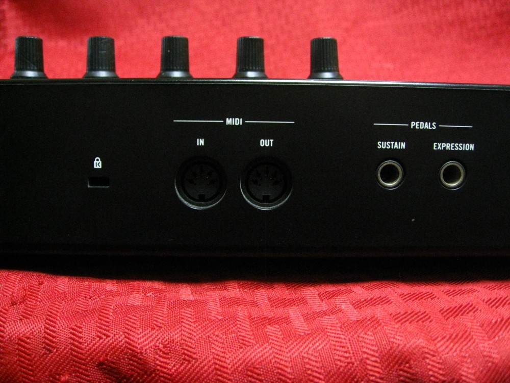 Native Instruments Komplete Kontrol S49 MK1 MIDI Keyboard Controller