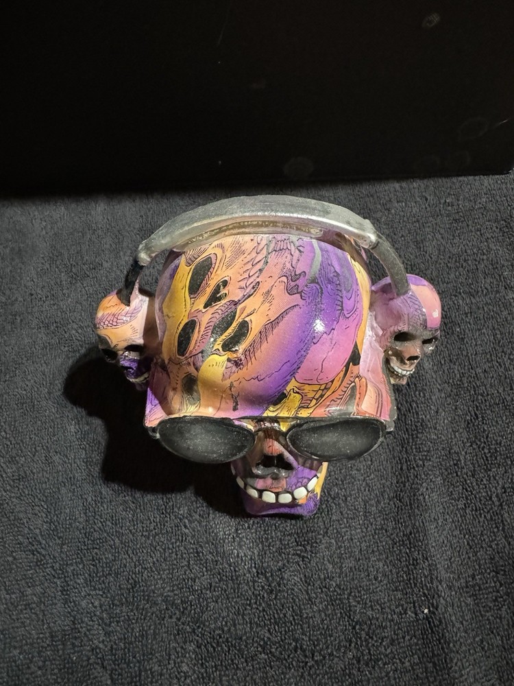 Skull With Headphones Figurine￼