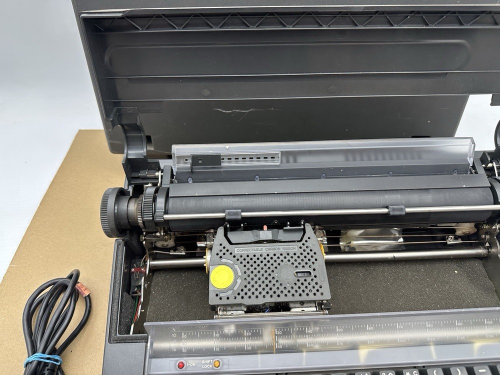 Olivetti PRAXIS 35 Typewriter w/Plastic Hard Case 1980s Powers On Needs Service*