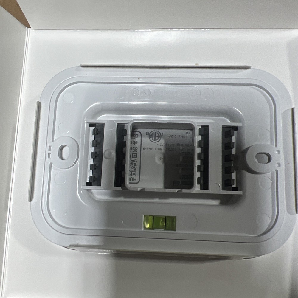 CE Wi-Fi and Bluetooth Smart Programmable Thermostat Powered by Hubspace