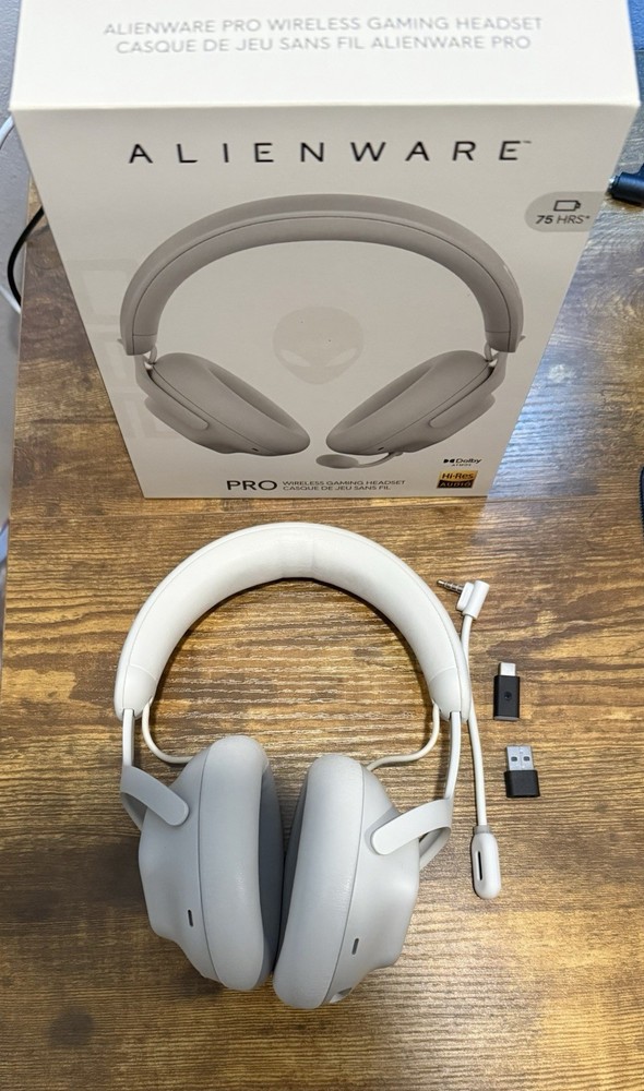 Alienware Pro Wireless Gaming Headset White/Lunar Light. NEW BARELY WORN