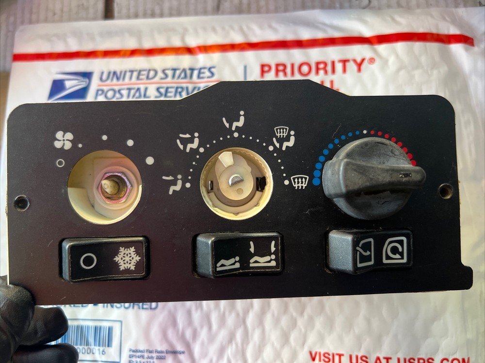 BERGSTROM  TEMPERATURE CONTROL SWITCH,OEM, MISSING KNOBS , KENWORTH F21-1005-1