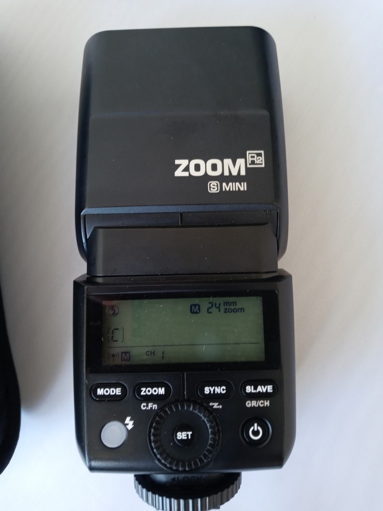 Flashpoint Zoom Mini R2 Camera Flash Black with case