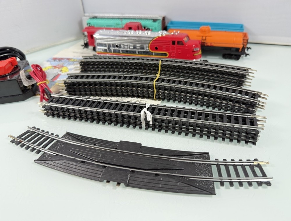 VTG 7pc Bachmann Santa Fe HO Scale Electric Train Set, Oval Track & Controller