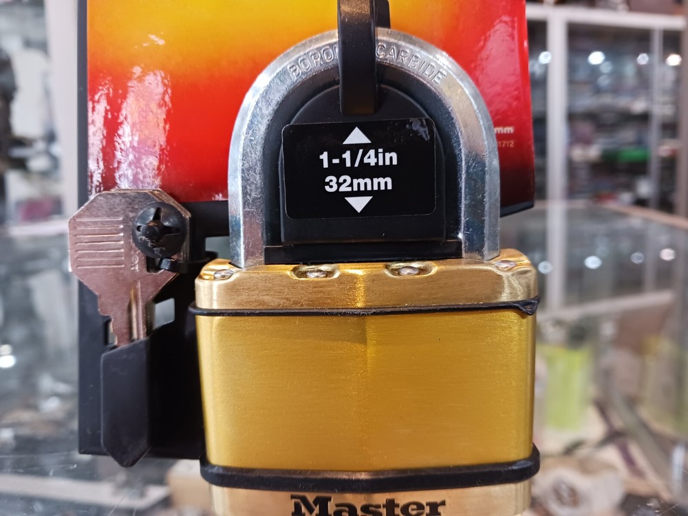 MASTER LOCK PADLOCK EXCELL 32mm OCTAGONAL BORON CARBINE SHACKLE LAMINATED