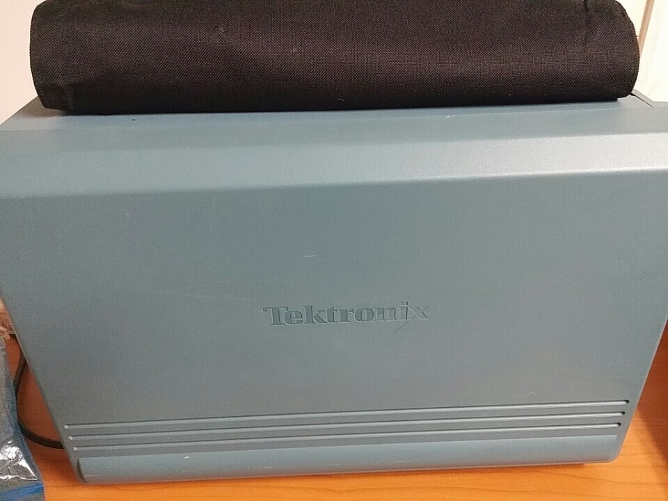 Tektronix TLA7012 Logic Analyzer mainframe only, without grabber