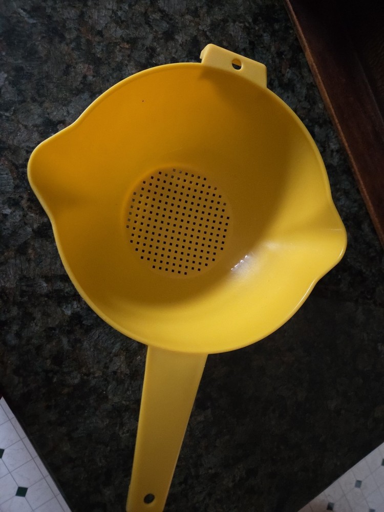 Vintage Tupperware 2 Quart Colander Strainer w/Handle & 2 Pour Spouts Yellow
