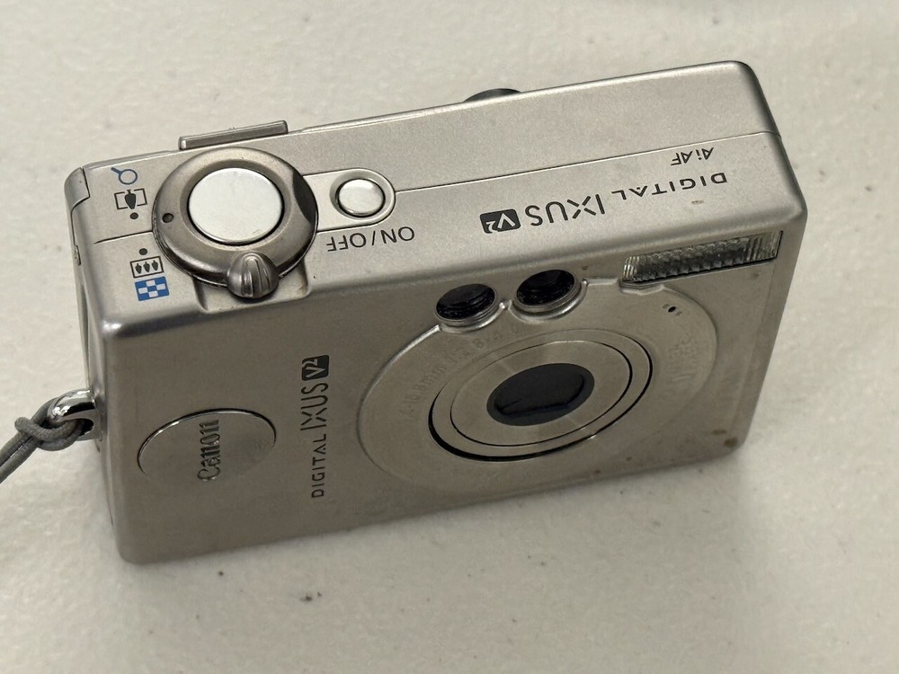 Canon IXUS V2 Digital Compact Camera 2MP Vintage Point Shoot