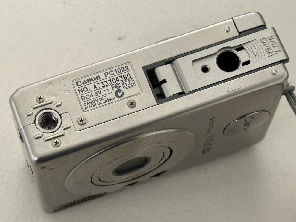 Canon IXUS V2 Digital Compact Camera 2MP Vintage Point Shoot