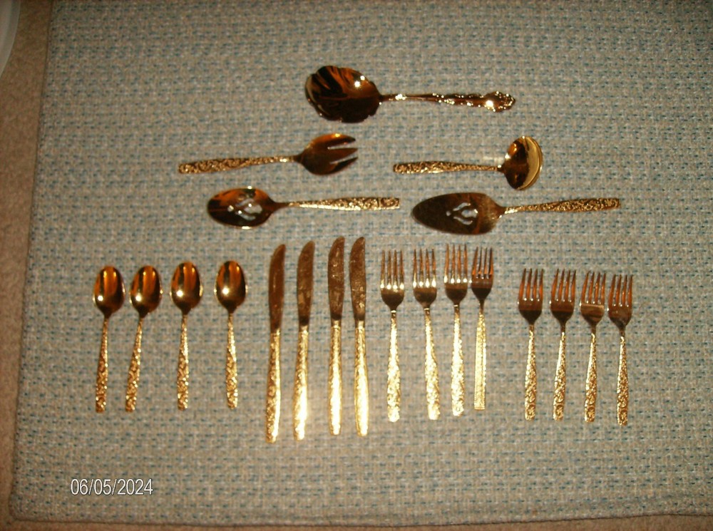 21 PC GOLD STAINLESS STEEL ROSE PATTERN 4 SETTING & 5 PC SERVING SET