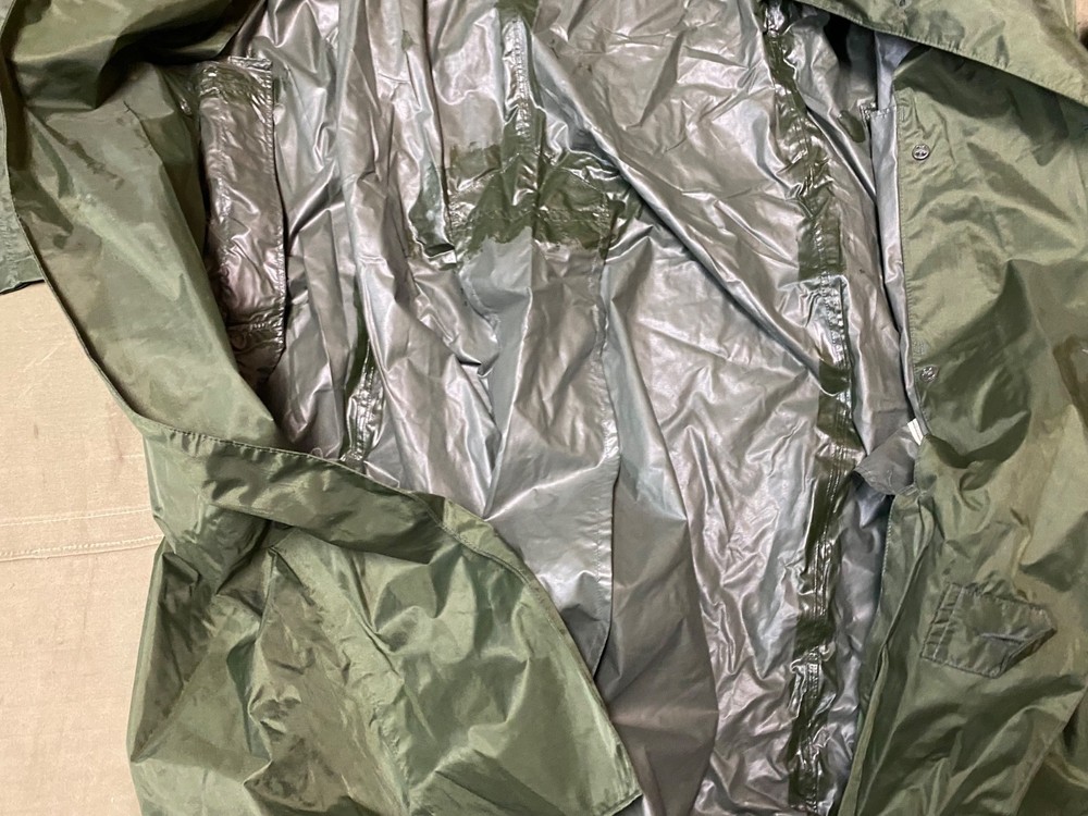 ORIGINAL VIETNAM WAR US ARMY RAIN COAT-MEDIUM