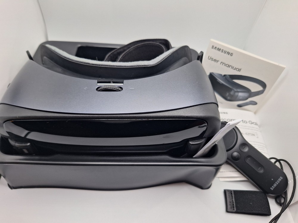 SAMSUNG Gear VR (2017 Edition) with Controller for Galaxy S8 - Open Box