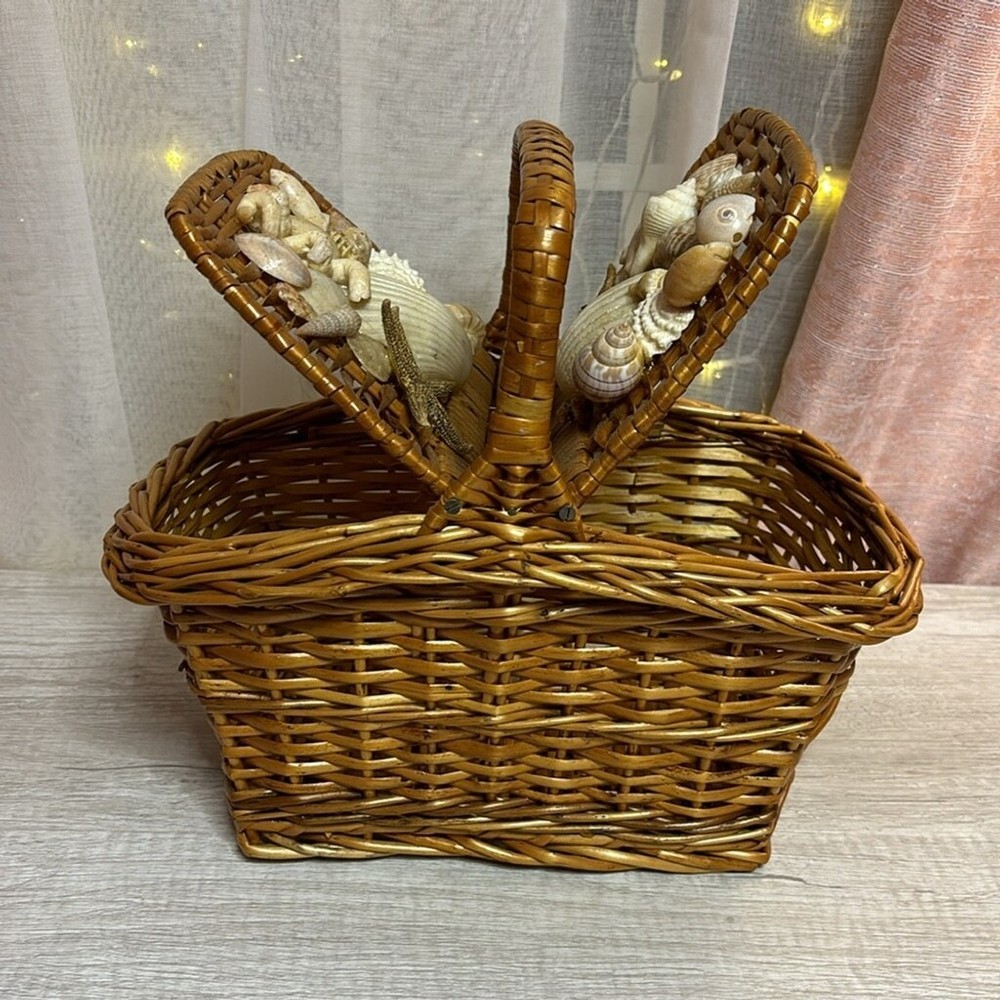 Double Lid Handle Picnic Basket with shells