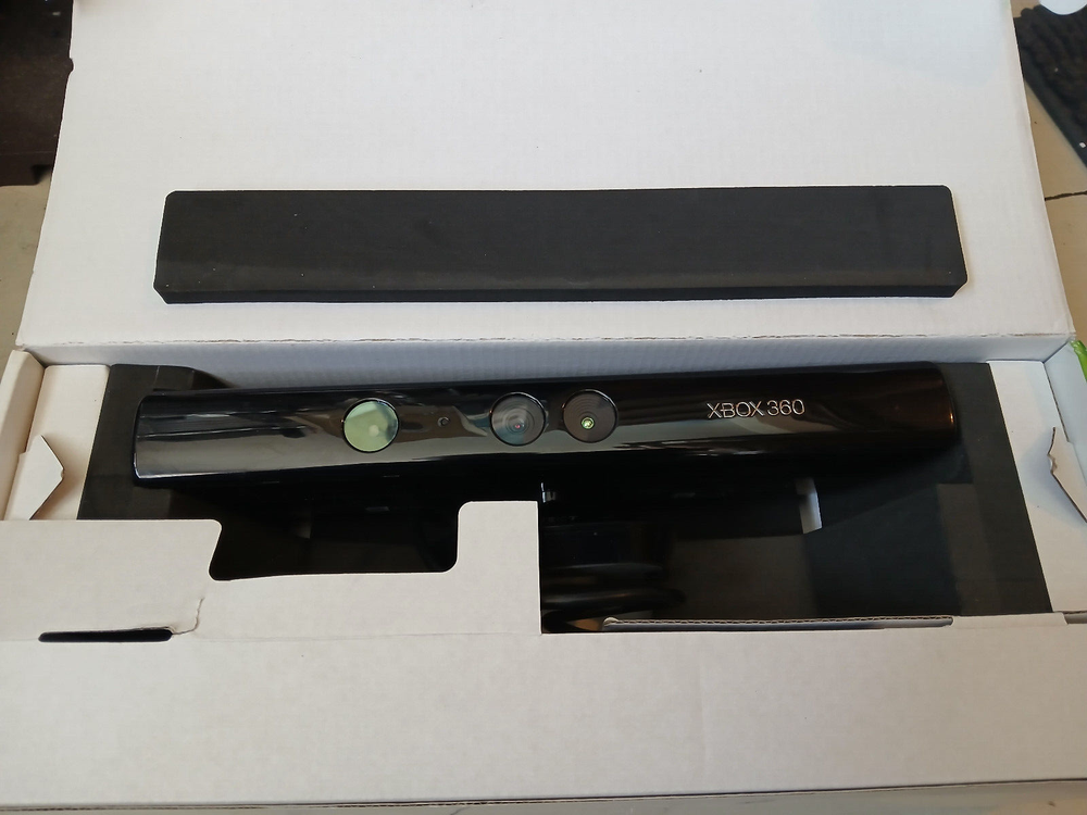 Xbox 360 Kinect Sensor (2010) Kinect Open box