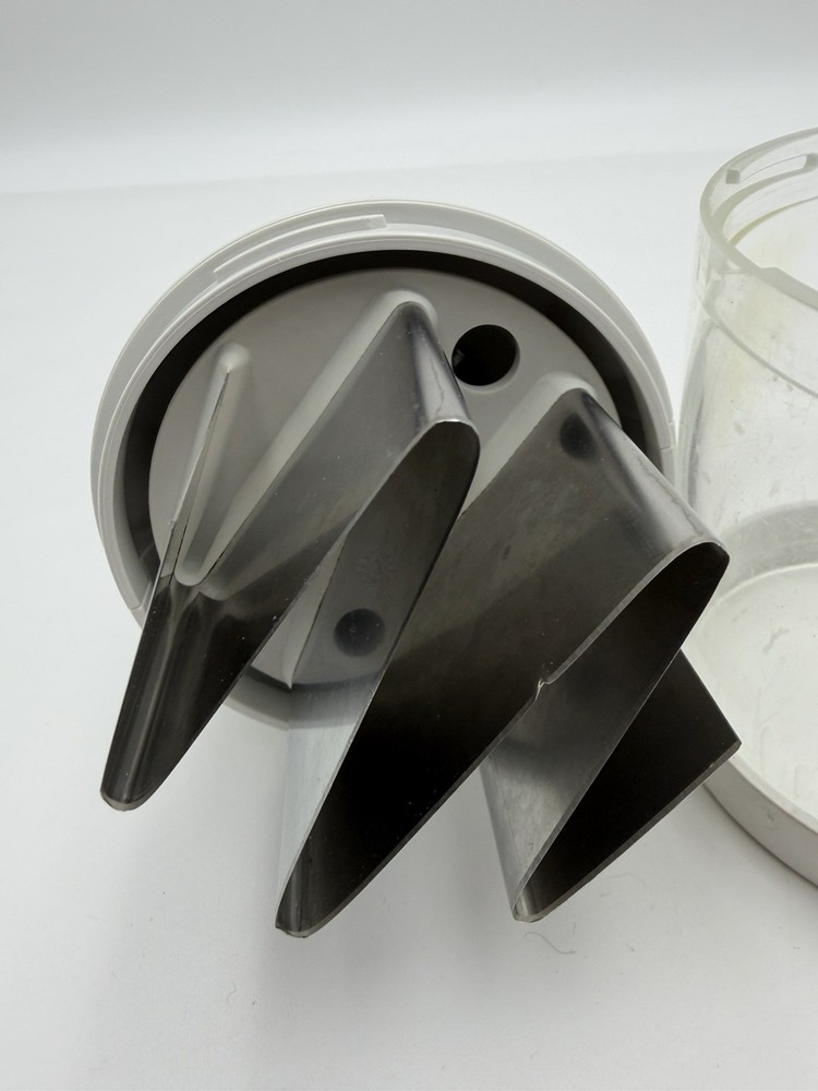 Pampered Chef Push Function Food Chopper - White Read