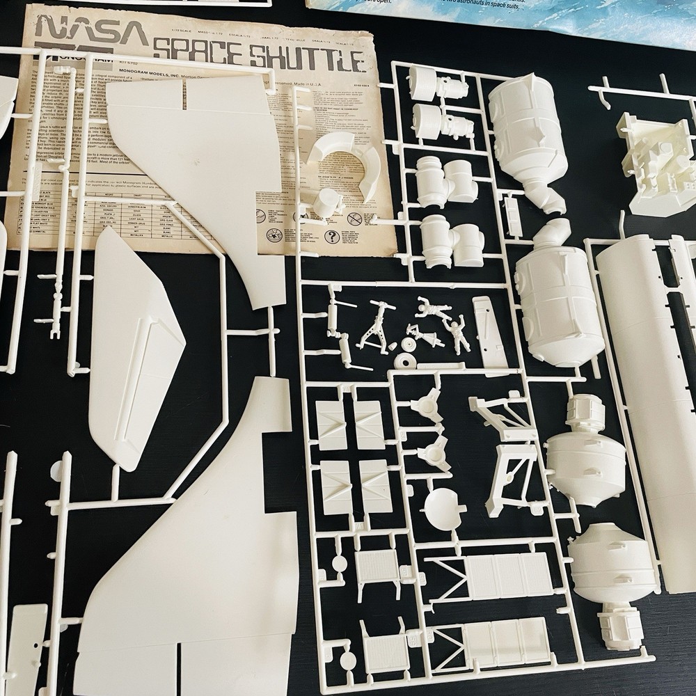 Monogram Space Shuttle Challenger 1/72 Model Kit #5702 One Piece Missing
