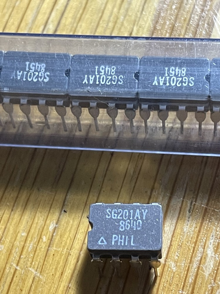 SILICON GENERAL SG201AY BiPolar Amplifier in a ceramic 8 pins DIP.