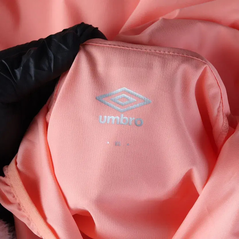 Umbro 22SS Active Lightweight Packable Hooded Windbreaker Jacket