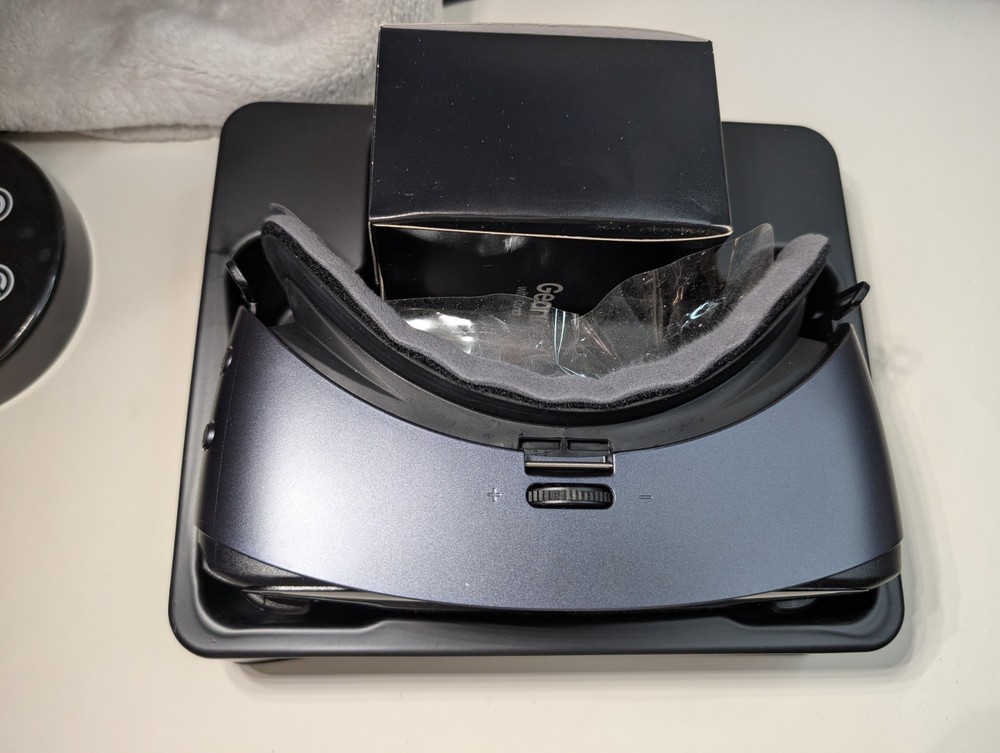 Samsung Gear VR Headset with Remote Controller SM-R324 Oculus Open Box