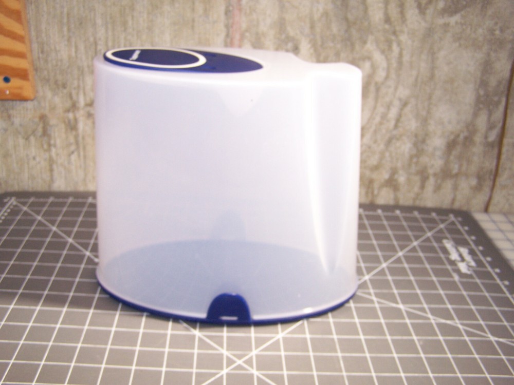 VINTAGE TUPPERWARE 21 CUP SHEER CONTAINER # 4002  LID # 4001