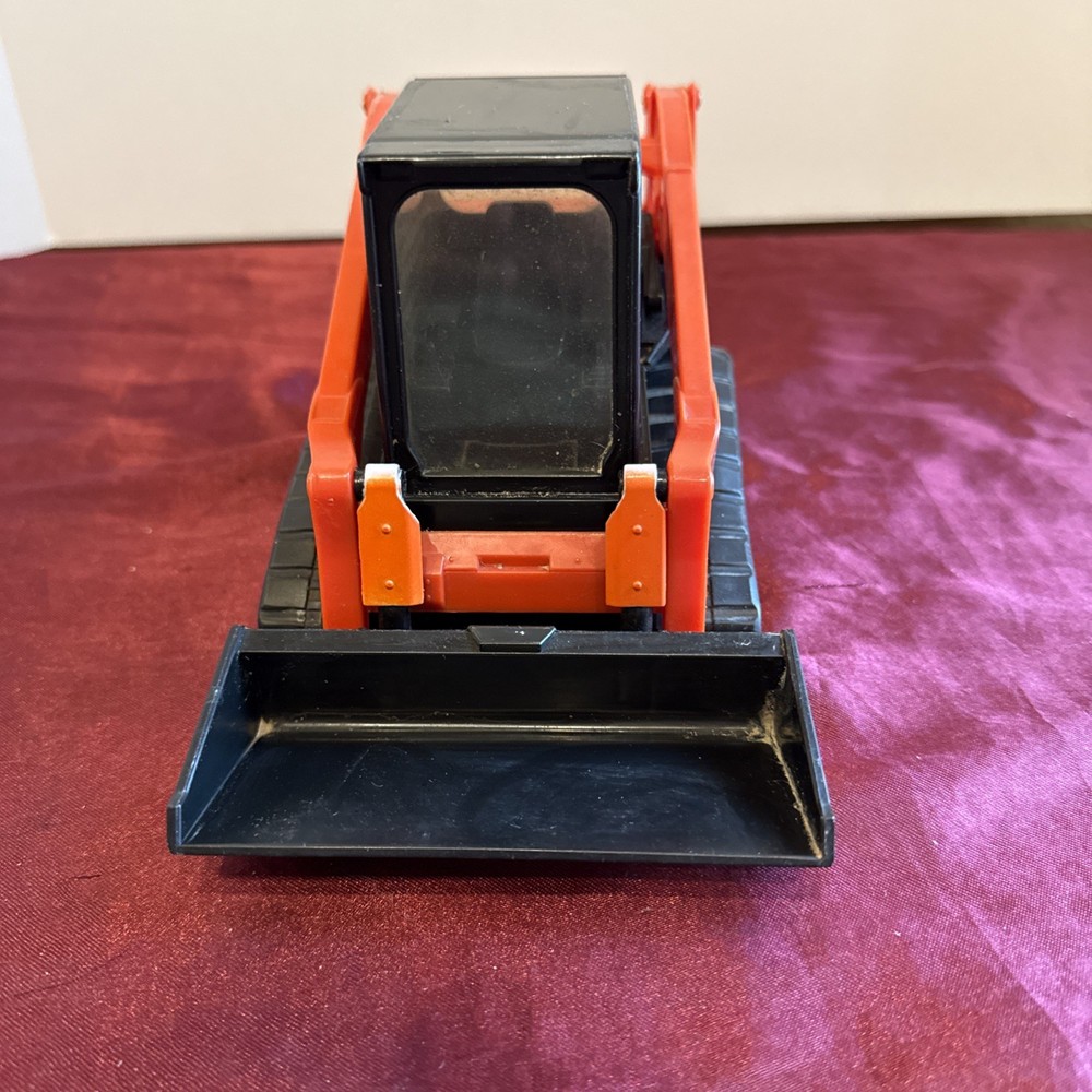 Kubota Compact Track Loader Toy Model SVL90-2 Scale 1:18