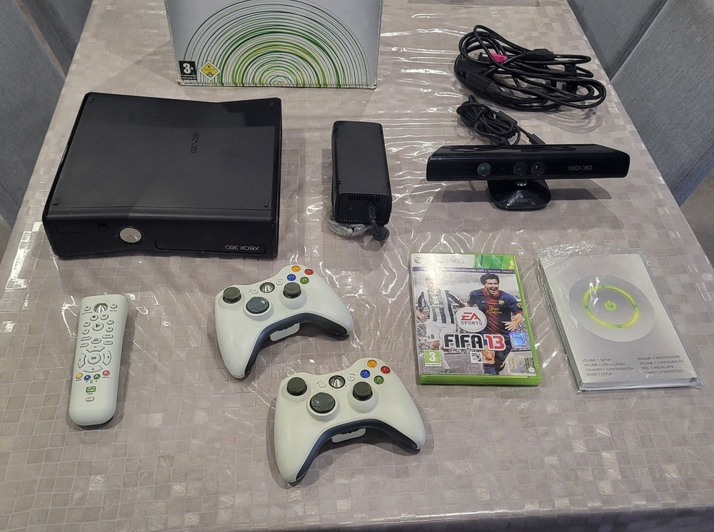 Xbox 360 Microsoft + Kinect + 2Controllers + Football Game + Cavettery