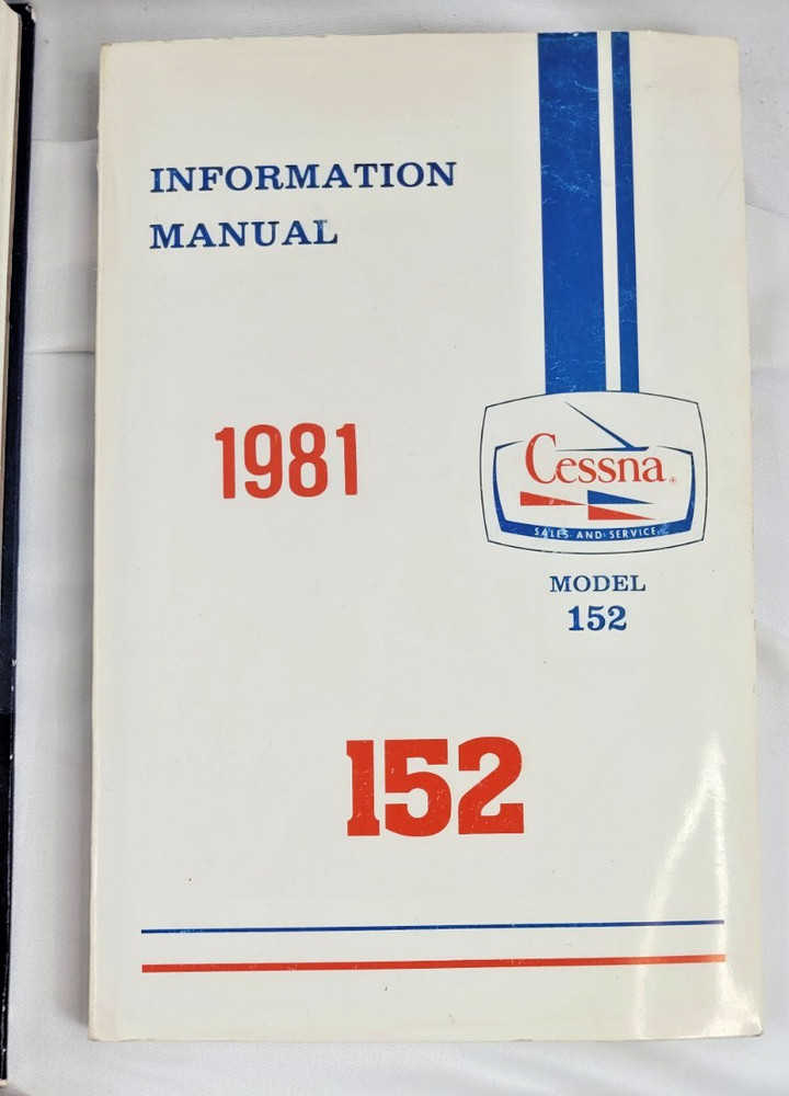 1981 Cessna/Beechcraft Integrated Flight Training System Pilot books W/Red Pouch