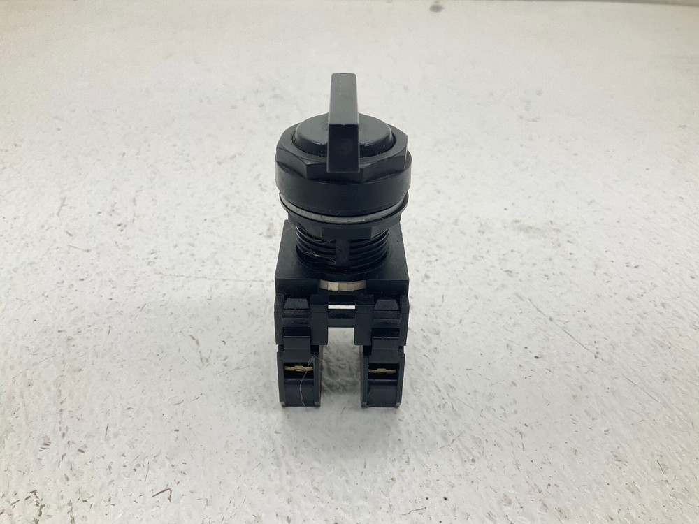 Cutler Hammer Eaton E22B2 2 Position Momentary Selector Switch Ser. A1 (TSC)