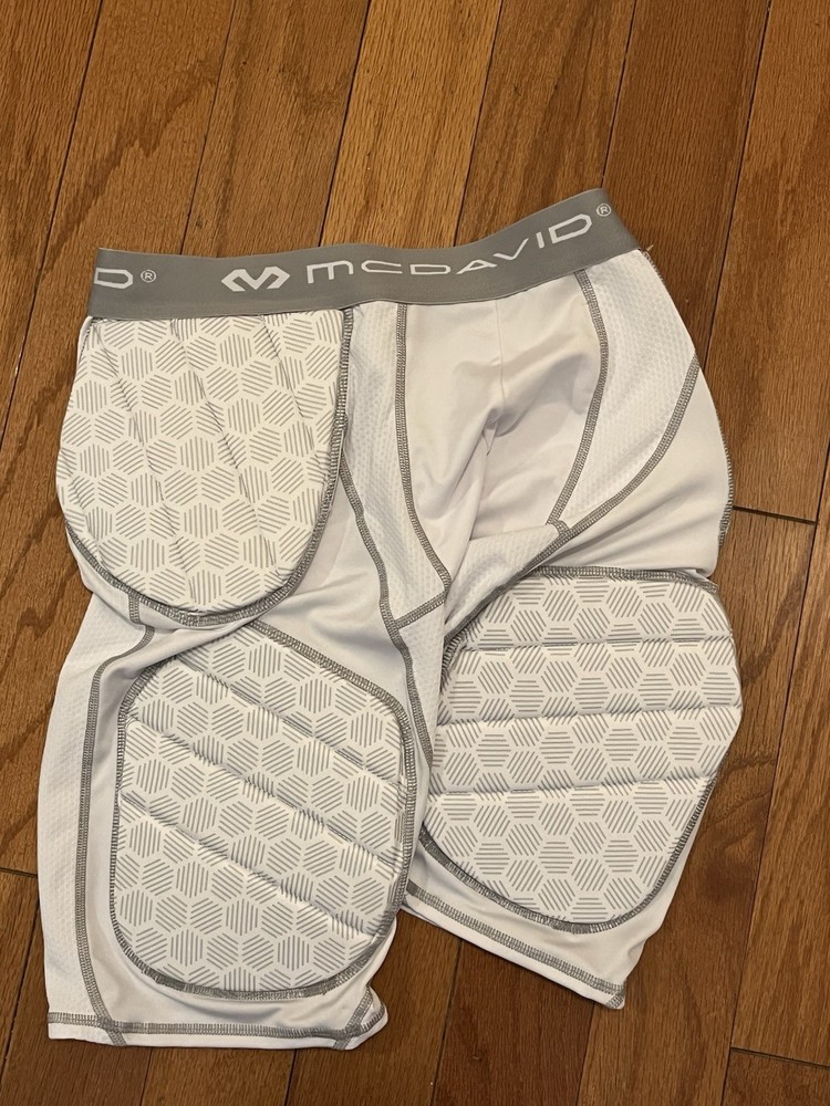 McDavid HEX® Short with Contoured Wrap-Around Thigh Medium White