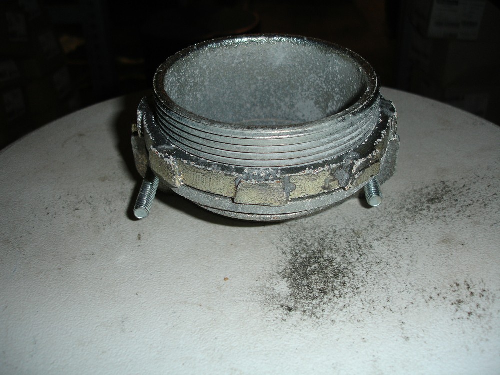 Thomas & Betts 3310 3-1/2" 2SCR NMC CONN