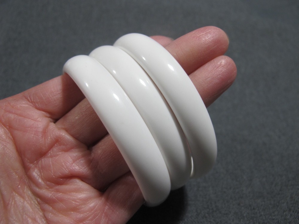 Vintage white plastic 3 bracelet bangles + elastic breaded collar necklace