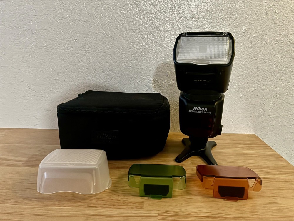 Nikon Speedlight SB-910 with Box and Accessories Used