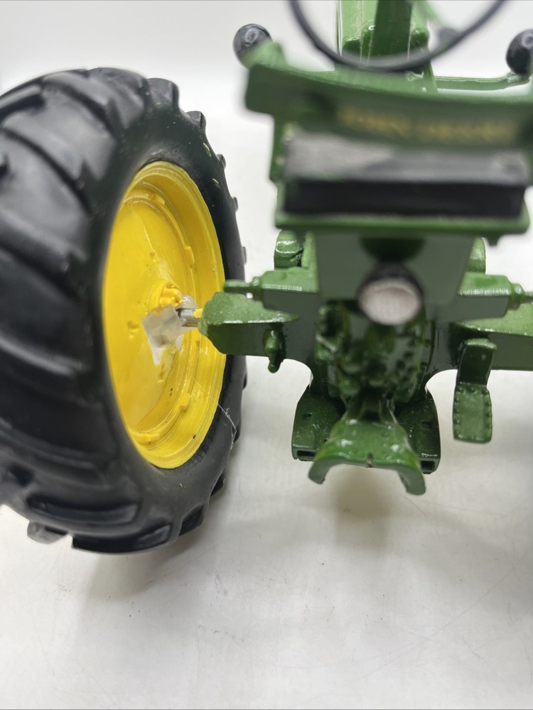 Danbury Mint John Deere 1948 Model "B" Tractor Desk Clock 8”