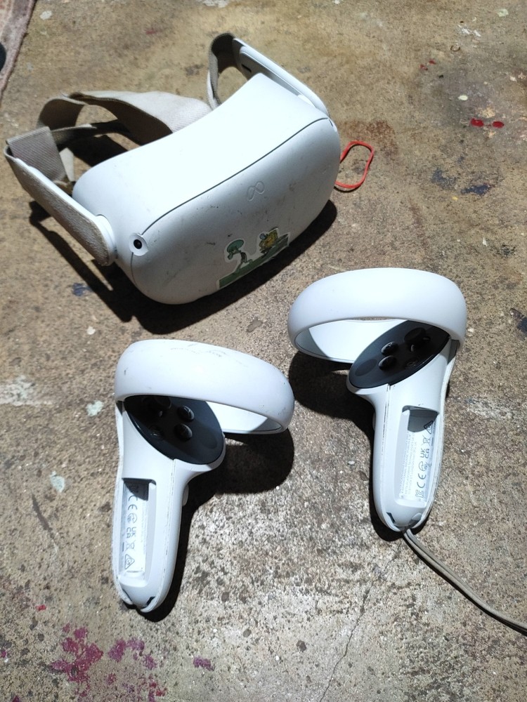 BROKEN Oculus Meta Quest 2 Headset And Controllers