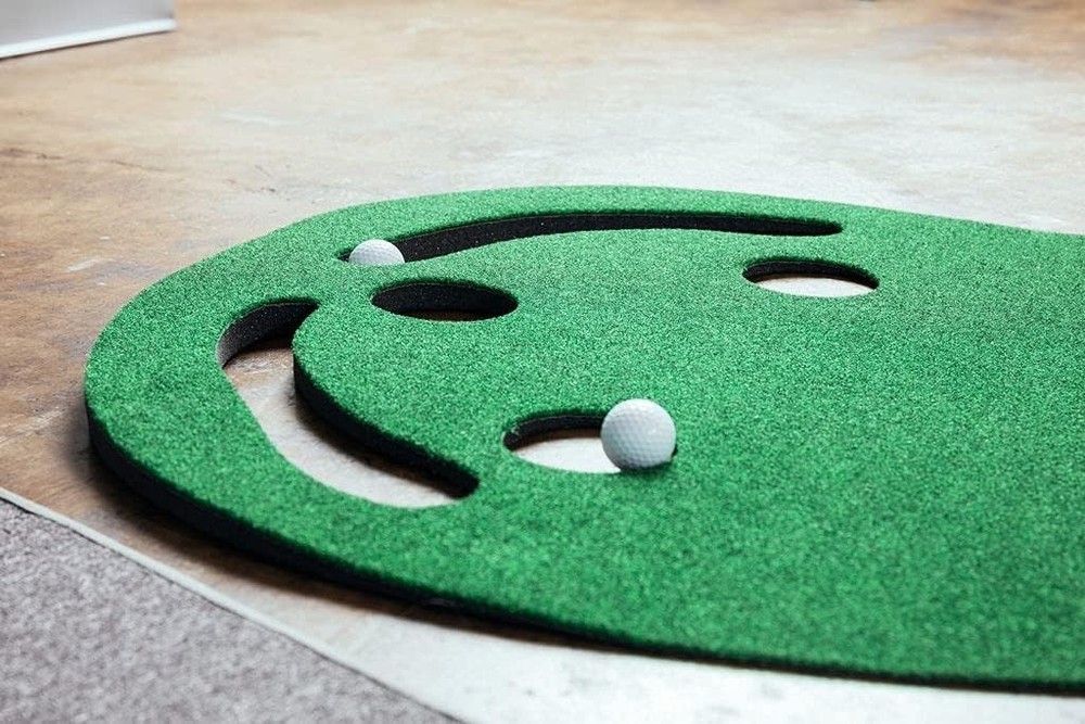 Kidney-Shaped Putting Green - 3' x 9'