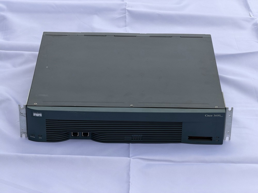 Cisco 3640 Multiservice Access Router Powers On