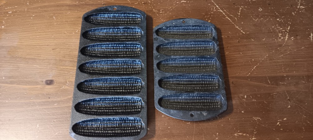 2 Lodge Corn Cob Cast Iron Pans