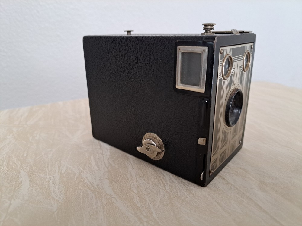 Kodak Six-20 Brownie Junior Box Camera- unable to get open.