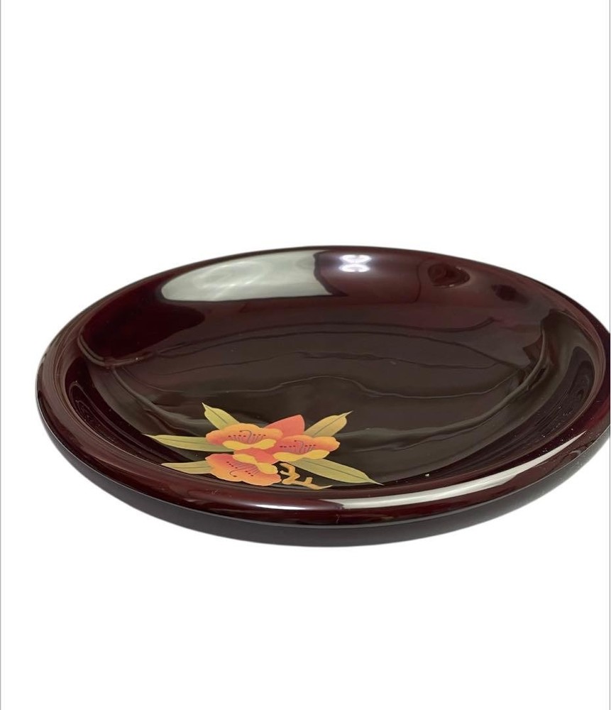 Japanese Product Description:深い赤色の漆器製平皿、オーキッドの美しい装飾付き。直径23cm- 色: 深い赤色- 装飾: 花