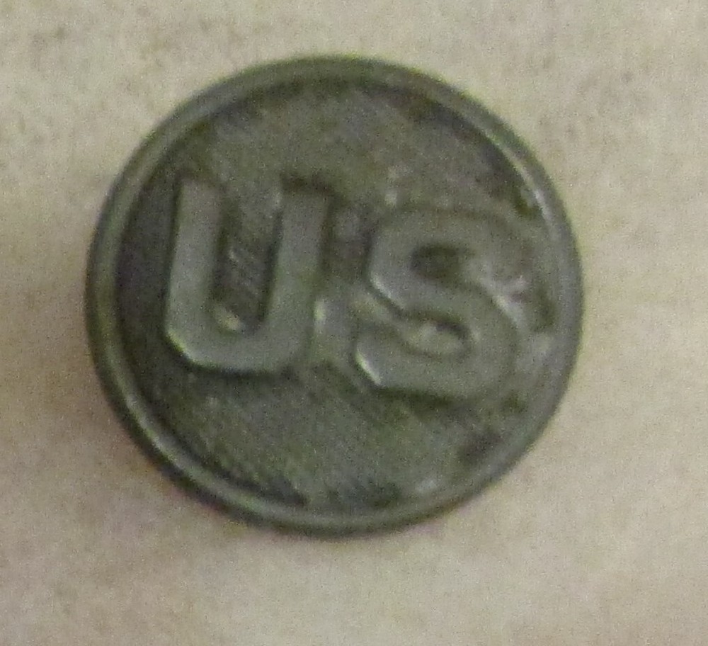 WW1 German Made US Army  US  Collar Disc. Button Style.