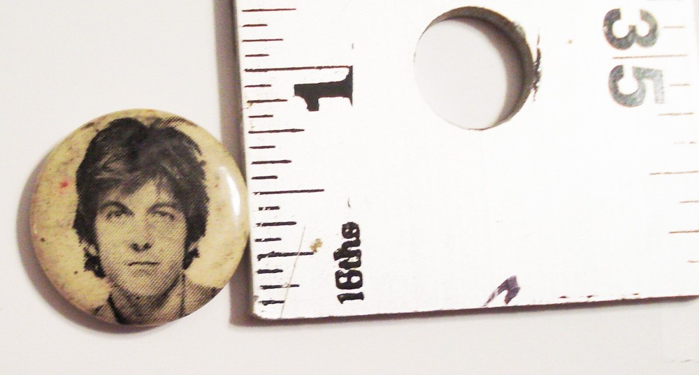 VINTAGE - NICK LOWE PIN - LATE 70'S - PRE-OWNED