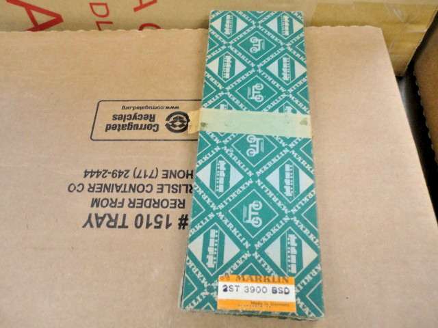 Marklin Ho Model Track 3900  BSD contact track  2 sections  nice!
