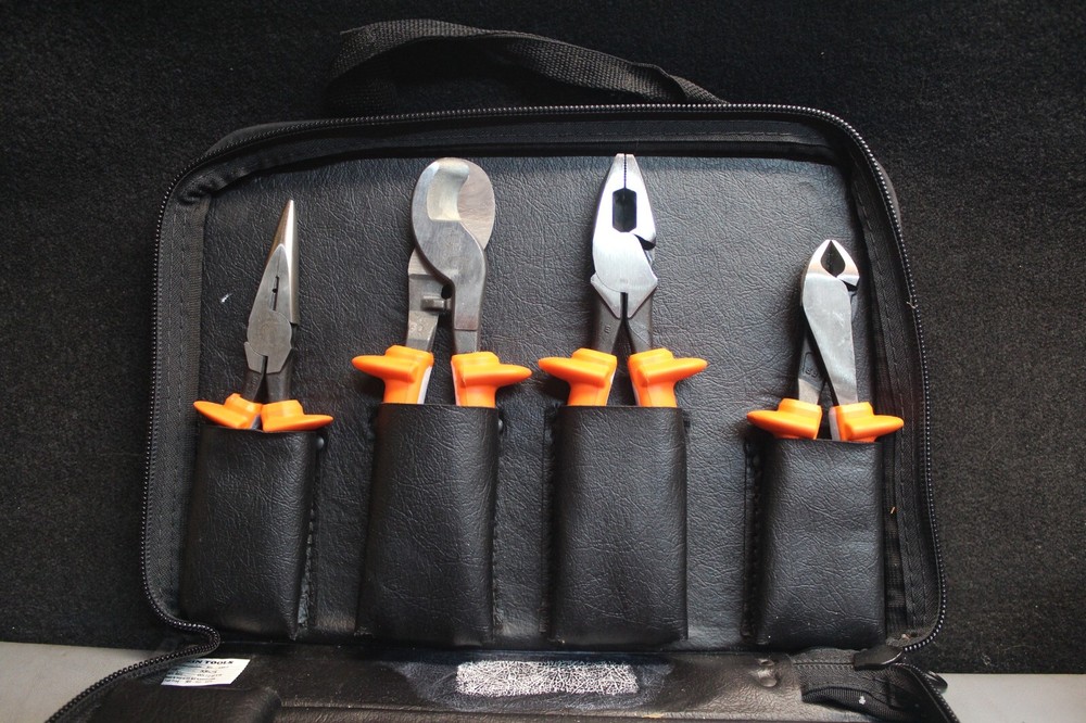 Klein Tools 8 Piece Electricians Tool kit 33536 *USED*