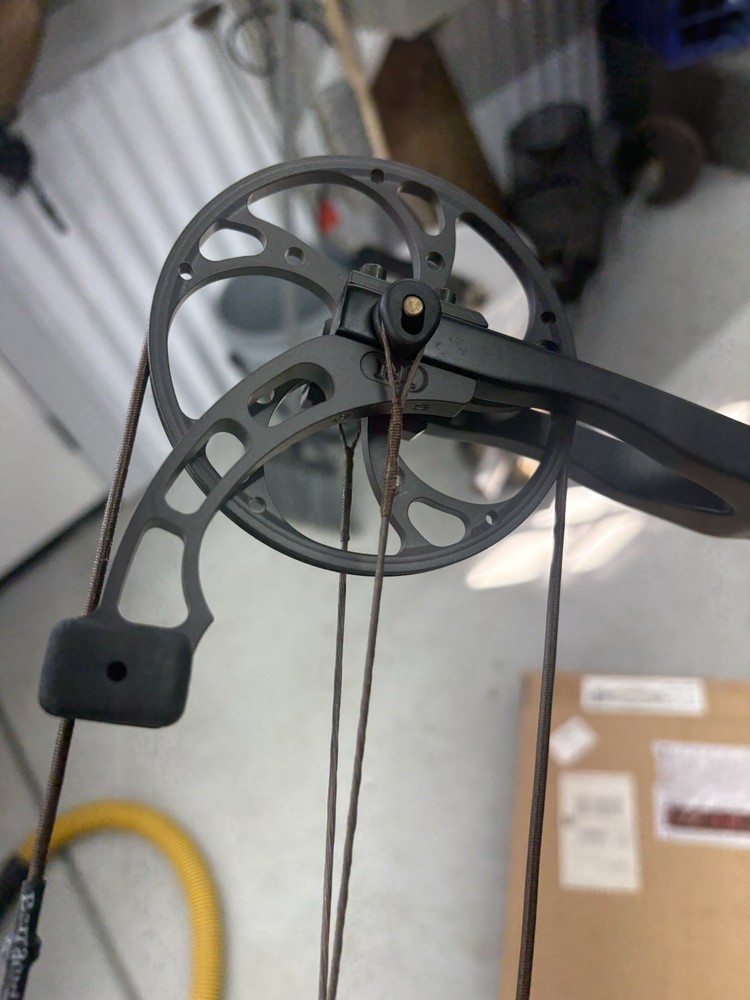 Mathews Triumph Target Compound Bow 65lbs 30in Black Right Hand