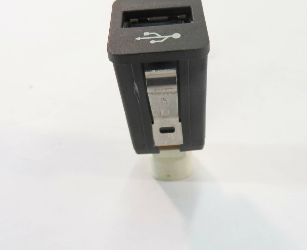 2009 BMW 750i (F01) USB IN INPUT JACK